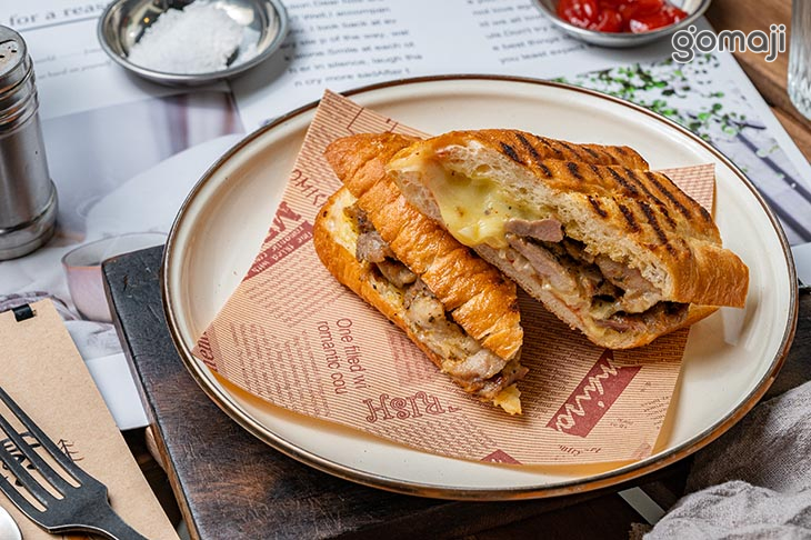 芥末籽醬豬排熱壓帕里尼