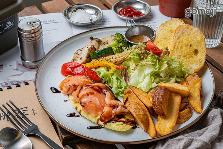 煙燻鮭魚歐姆蛋早午餐盤