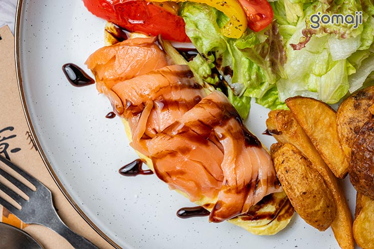 煙燻鮭魚歐姆蛋早午餐盤