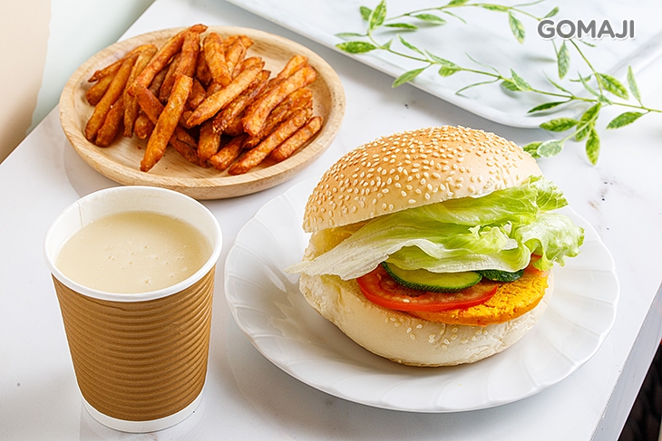 A.輕飲小點蔬食堡超值獨享〈巧速蔬食漢堡：黃金地瓜/紫心地瓜/金讚南瓜/神仙山藥/香芋甜心 任選一 + 巧速點心：地瓜球(紫珍/黃金)/香酥脆薯/可樂餅(蔬菜/咖哩) 任選一 + 飲品(660ml，大)或湯品(小杯)：可樂/雪碧/芬達/檸檬紅茶/美粒果(蘋果汁/柳橙汁)/風味奶茶/冬季湯品/玉米濃湯 任選一〉