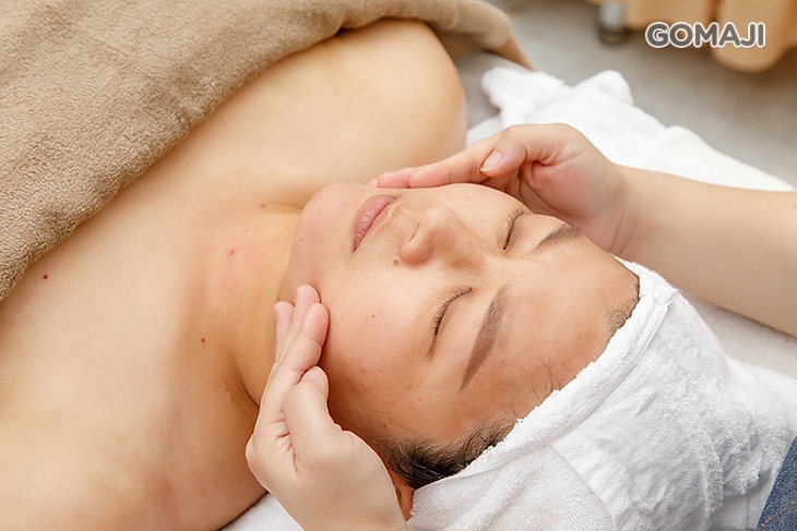 特提拉臉部增加保水感手法按摩