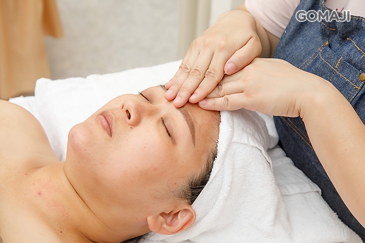 特提拉臉部增加保水感手法按摩
