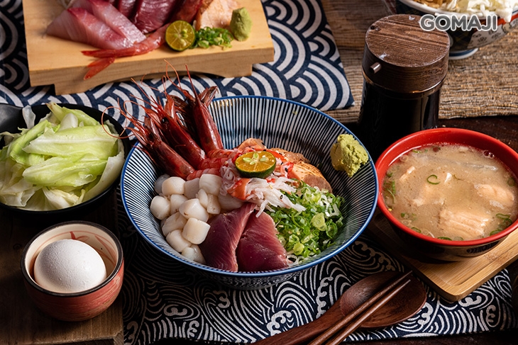 炙燒四色丼(鮭魚甜蝦干貝蔥花)