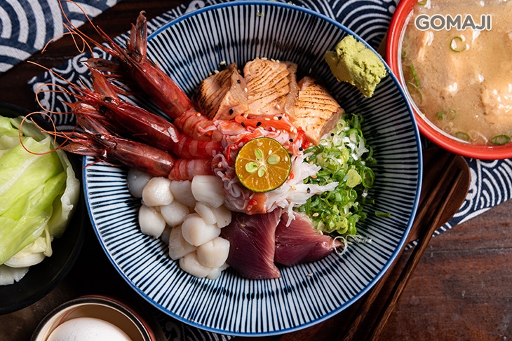 炙燒四色丼(鮭魚甜蝦干貝蔥花)