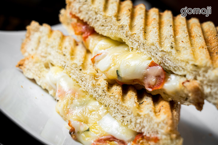 新鮮番茄馬芝拉起司帕尼尼