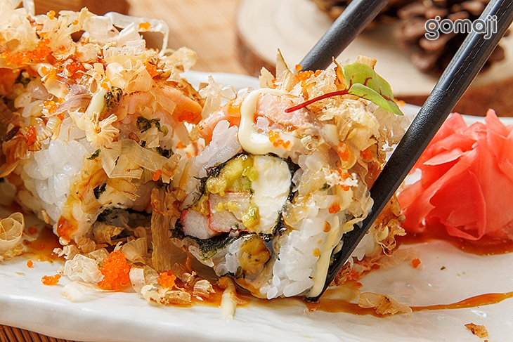 炙燒鮭魚酪梨捲