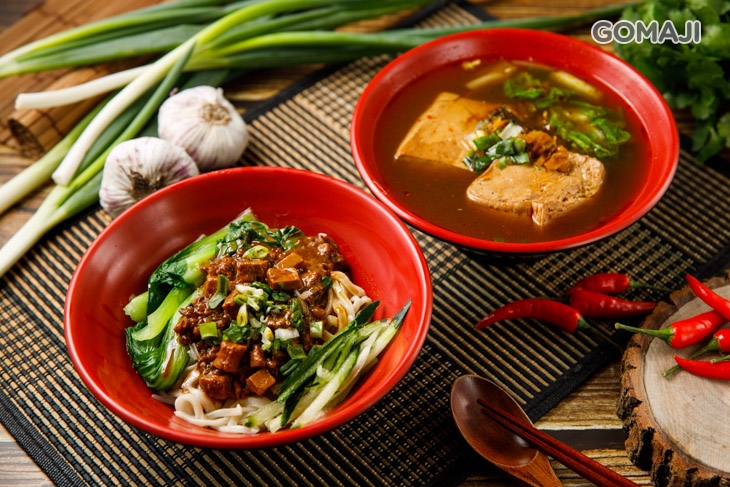 A.楊家激推獨享餐 〈主食：雙醬乾麵/紅油炒手 二選一 + 附湯：麻辣豆腐湯/麻辣魚丸湯 二選一〉