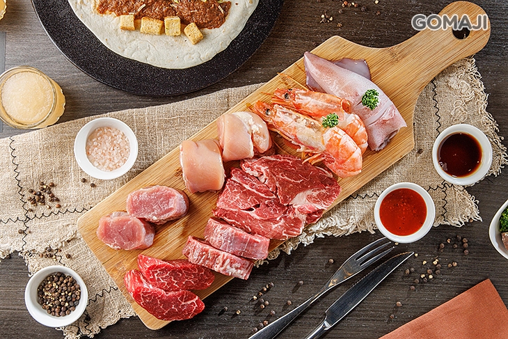 美國PR頂級安格斯牛丹佛 + 美國頂級安格斯牛肩胛小菲力 + 美國PR頂級安格斯牛肋脊蓋肉 + 台灣究好豬小里肌 + 美國玉米雞 + 阿根廷紅蝦 + 船捕鮮小卷