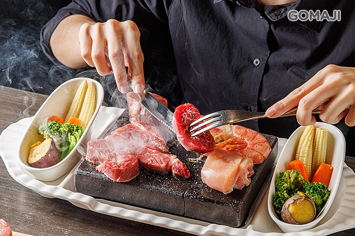 美國PR頂級安格斯牛丹佛 + 美國頂級安格斯牛肩胛小菲力 + 美國PR頂級安格斯牛肋脊蓋肉 + 台灣究好豬小里肌 + 美國玉米雞 + 阿根廷紅蝦 + 船捕鮮小卷