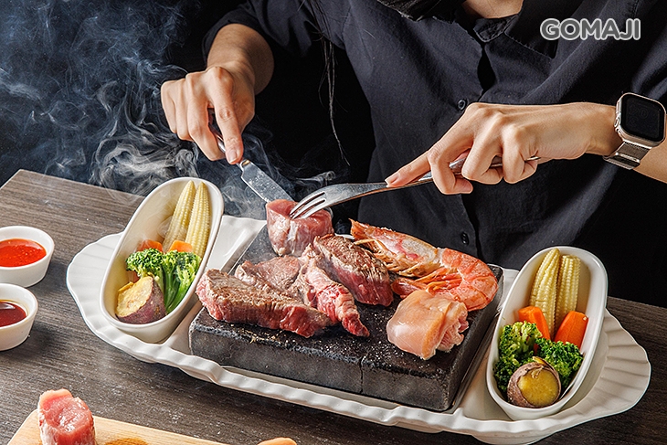 美國PR頂級安格斯牛丹佛 + 美國頂級安格斯牛肩胛小菲力 + 美國PR頂級安格斯牛肋脊蓋肉 + 台灣究好豬小里肌 + 美國玉米雞 + 阿根廷紅蝦 + 船捕鮮小卷