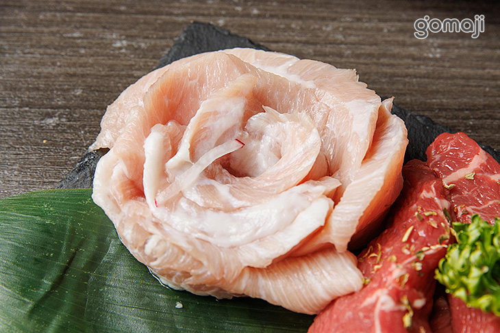 鐵牛排100g+西班牙松阪豬80g+野生小卷一尾+鮑魚一顆