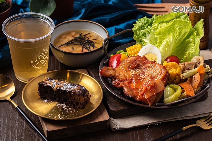 韓式烤雞腿套餐＋油切綠茶＋主廚甜品＋每日湯品