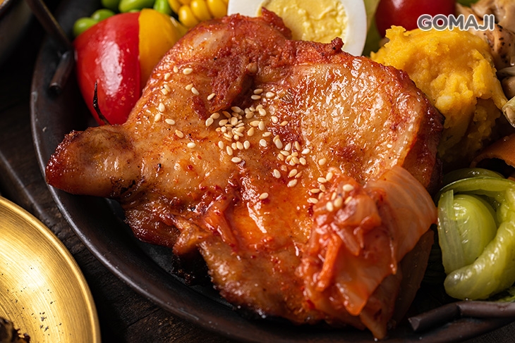 韓式烤雞腿套餐＋油切綠茶＋主廚甜品＋每日湯品