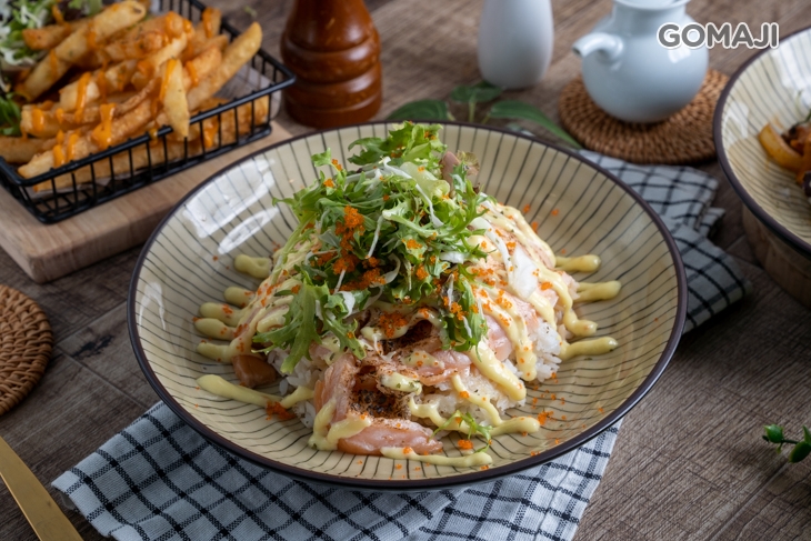 炙燒魚夫鮭魚蓋飯 