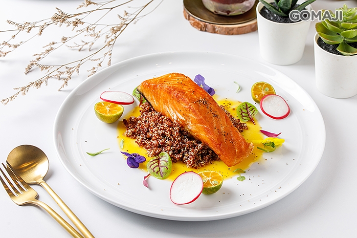 香煎鮭魚排佐水蜜桃白酒醬