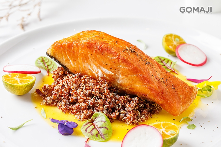 香煎鮭魚排佐水蜜桃白酒醬