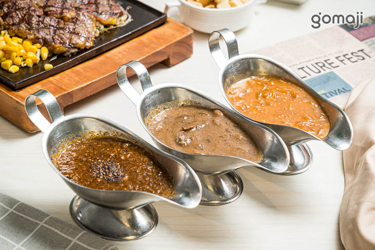 招牌黑胡椒醬、洋蔥醬、蘑菇醬