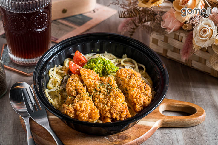 酥炸無骨Ｇ腿排白醬義大利麵