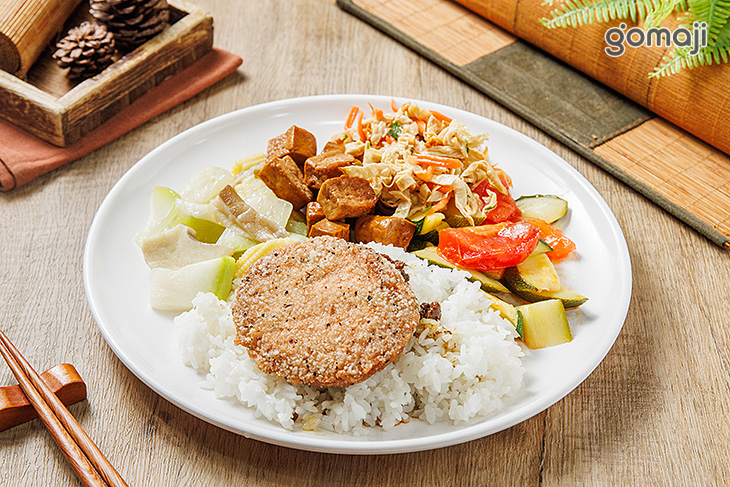 黑胡椒排滷飯餐