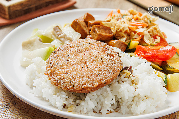 黑胡椒排滷飯餐