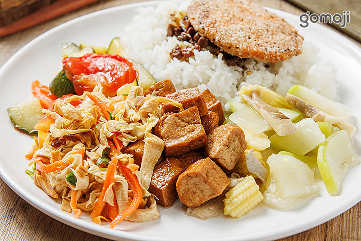 黑胡椒排滷飯餐