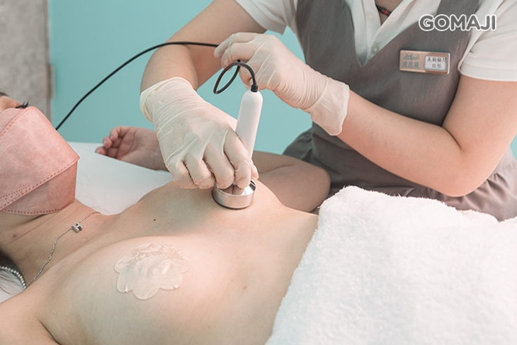 聲波導入儀搭配美胸保濕精華液