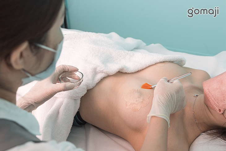 聲波導入儀搭配美胸保濕精華液