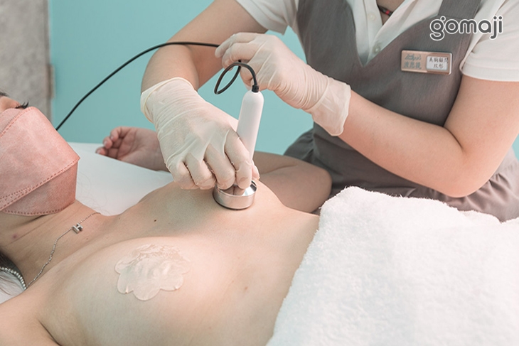 聲波導入儀搭配美胸保濕精華液