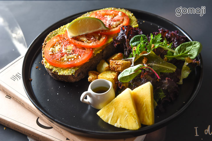 黑麥鄉村酪梨番茄麵包