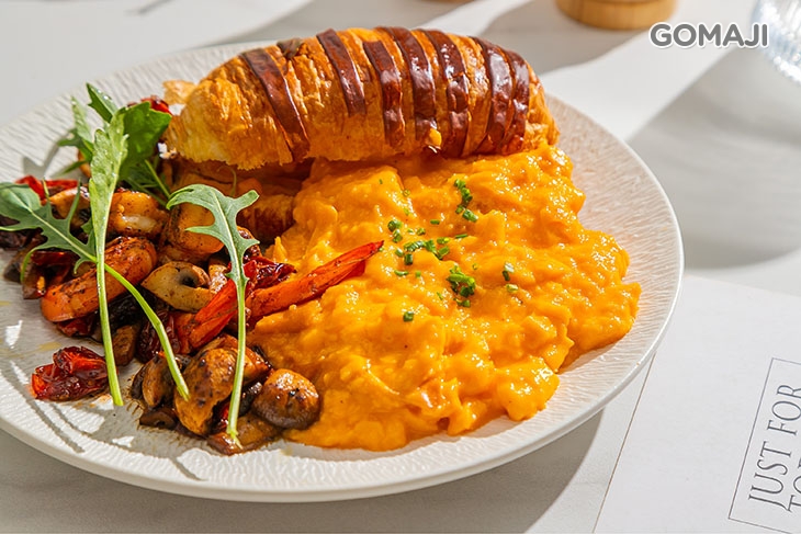 丹麥捲夾法式炒蛋磨菇蝦