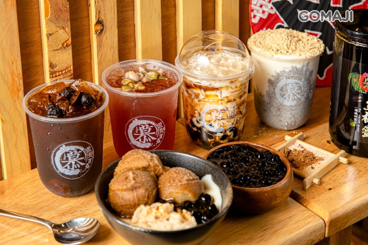 最潮甜湯潮飲來襲 〈沖繩黑糖豆腐花系列(黑糖原味/札幌奶茶/老薑/雪霜)/沖繩黑糖珍珠鮮奶系列/沖繩黑糖蜜系列/沖繩黑糖雪霜豆腐花系列 四選一 + 日式沖繩黑糖(烏梅蜜/楊桃蜜/玫瑰花果蜜)/要熟不熟紅茶 任選一〉