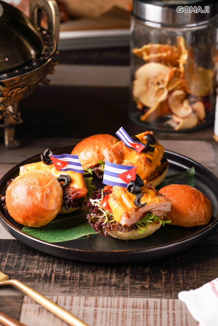 義式香料雞腿堡佐特調塔塔