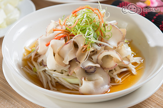 沙参玉竹炖子排,瑶柱冬茸羹,蒜茸蒸日月贝,烟熏汾蹄,    沙拉螺鲍角
