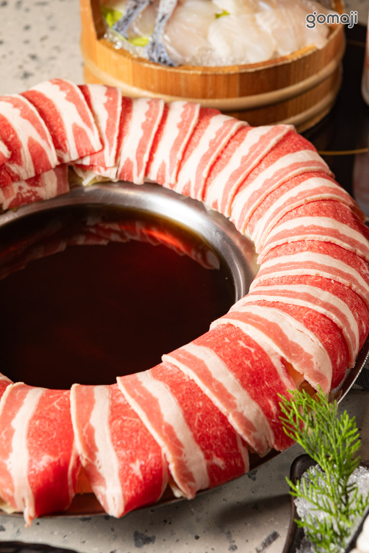 9盎肉圈圈:熟成牛五花+壽喜湯底