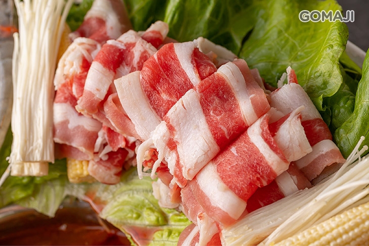 肉盤：進口美國牛/台灣嚴選豬 + 獨家湯底：酸辣湯 + 精緻綜合海鮮盤一份(含白蝦、鯛魚片、蛤蠣) + 今日菜盤兩份(含鍋料) 