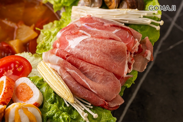 肉盤：進口美國牛/台灣嚴選豬 + 獨家湯底：酸辣湯 + 精緻綜合海鮮盤一份(含白蝦、鯛魚片、蛤蠣) + 今日菜盤兩份(含鍋料) 