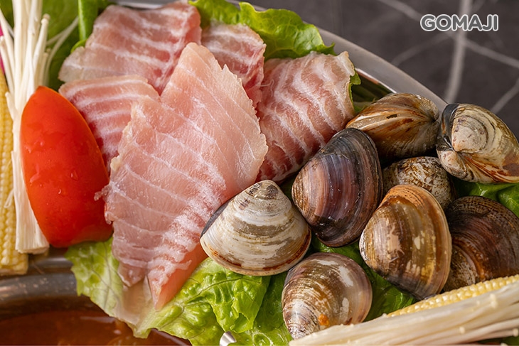 肉盤：進口美國牛/台灣嚴選豬 + 獨家湯底：酸辣湯 + 精緻綜合海鮮盤一份(含白蝦、鯛魚片、蛤蠣) + 今日菜盤兩份(含鍋料) 