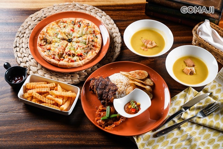 B.人氣超值雙人餐 〈碳烤雞腿排一份(口味可選：檸檬優格/咖醬/西班牙辣醬) + 9吋波普新義式綜合比薩一份 + 主廚濃湯二份 + 美式風味波浪薯一份〉