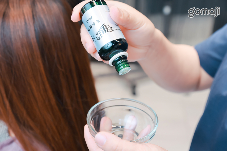 檜木、茶樹精油頭部按摩到頸部