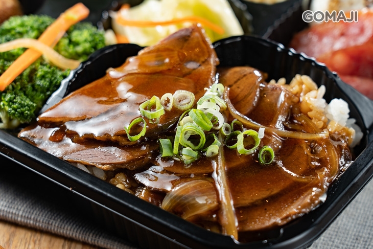 雙拼便當一份(紅燒滷牛腱+鯖魚)