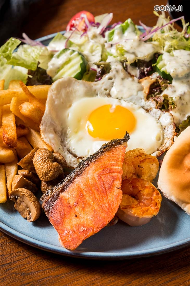 炙燒鮭魚鮮蝦沙拉