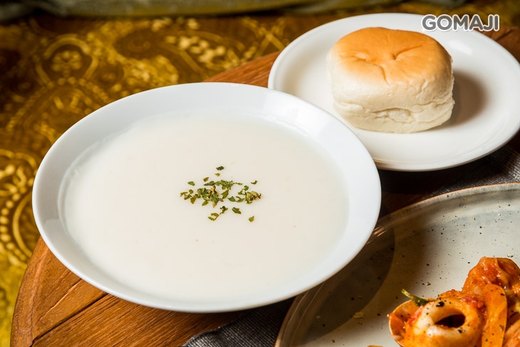 主廚濃湯一份+蒜香麵包一份