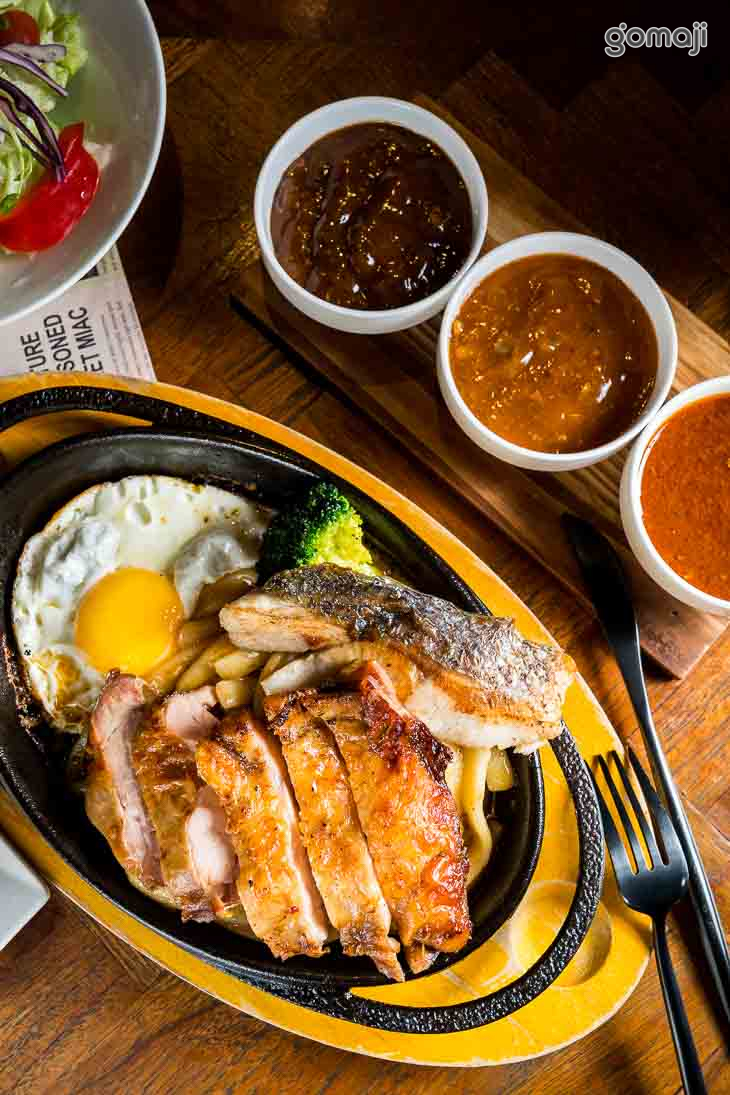 雙拼鐵板排餐 （雞腿/鱸魚）