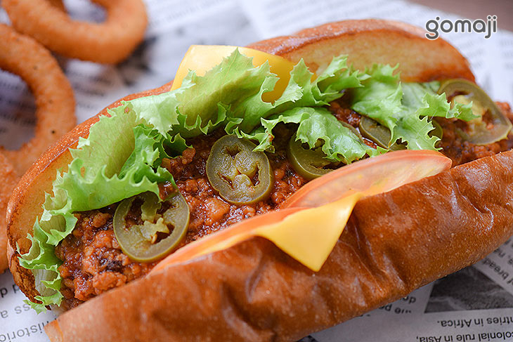 辣肉熱狗堡/洋蔥圈