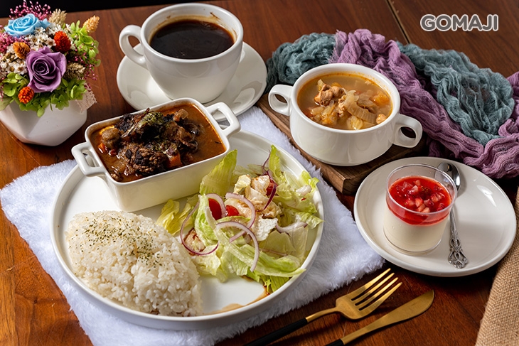 紅酒燉牛肉(今日湯品+白飯+生菜沙拉+草莓奶酪+熱咖啡)