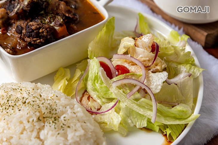 紅酒燉牛肉(今日湯品+白飯+生菜沙拉+草莓奶酪+熱咖啡)