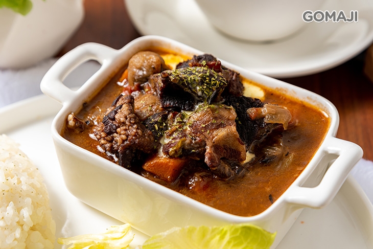 紅酒燉牛肉(今日湯品+白飯+生菜沙拉+草莓奶酪+熱咖啡)