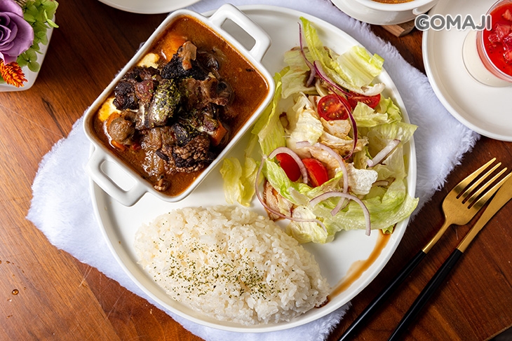 紅酒燉牛肉(今日湯品+白飯+生菜沙拉+草莓奶酪+熱咖啡)