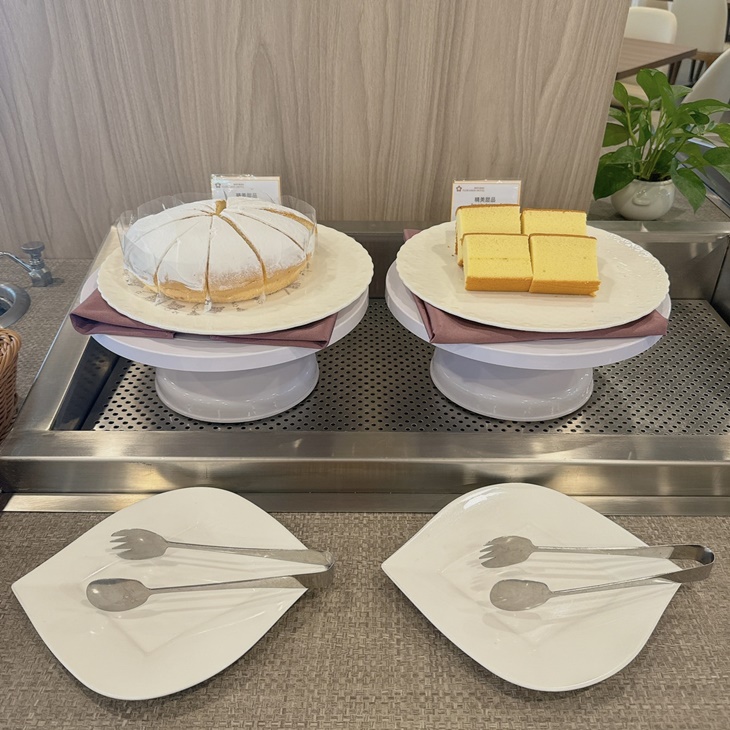 沙拉吧、湯品、現烤大蒜麵包、甜點、咖啡或茶