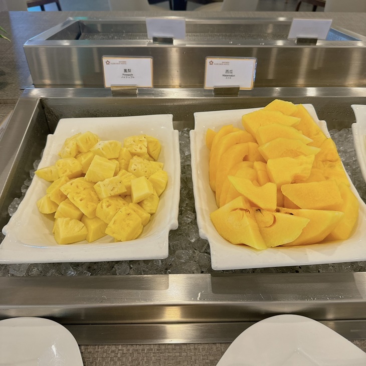 沙拉吧、湯品、現烤大蒜麵包、甜點、咖啡或茶